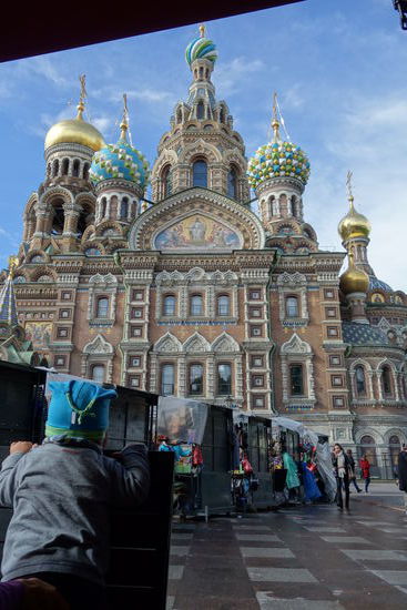 Aber es ist nicht irgendeine Stadt, sondern Sankt Petersburg, die viertgrößte Stadt Europas. Hier die Auferstehungskirche nach Moskauer Vorbild. Da staunt auch Samuel nicht schlecht!
