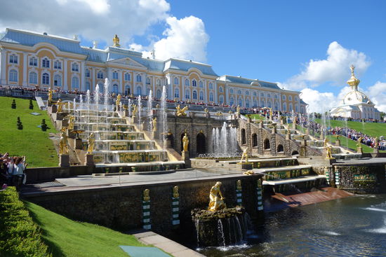 Peterhof, das ursprünglich von Peter I. errichtete und von seinen Nachfolgern ausgebaute Gelände gilt als „russisches Versailles“.