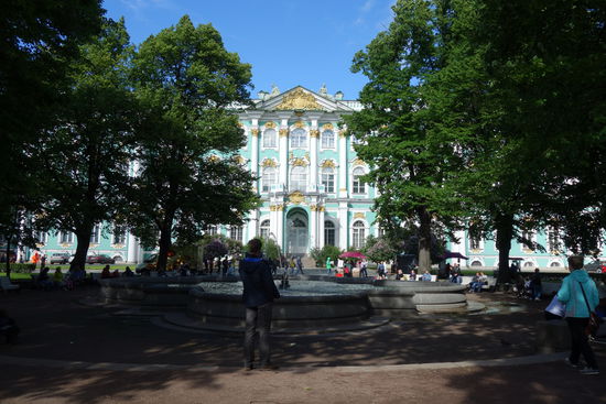 Der Winterpalast ist einer von 2300 Palästen. Viele davon kann man auf einer Bootstour am besten sehen.