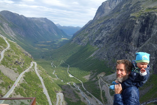 Der Trollstigen ist mit 11 Haarnadelkurven teilweise nur einspurig befahrbar und überwindet 400 Höhenmeter. Wie auch schon bei den  russischen Grenzübergängen fährt hier lieber Bettina.
