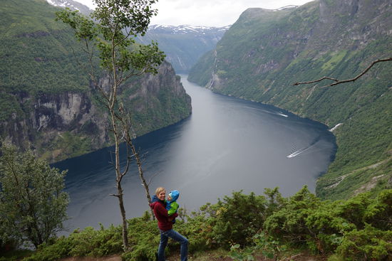 Der Geirangerfjord stellt eine Fortsetzung des Sunnylvsfjords dar, der wiederum ein Seitenarm des Storfjords ist. Des Ende des Geirangerfjords ist rund 100 km von der Küstenlinie entfernt.