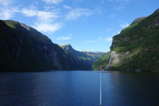 Mit der Fähre fahren wir aus dem Fjord heraus.