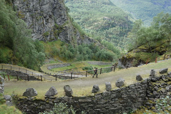 Der Wanderweg zur Stabkirche Borgund führt uns im Laerdal über historische Straßen. Dieser Postweg war 1790 die erste Landverbindung zwischen Oslo und Bergen, der mit Kutschen befahrbar war.