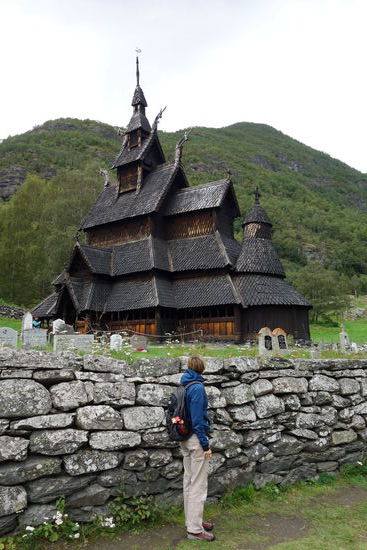 Die Stabkirche Borgund. Das Holz dieser Kirche wurde im Winter 1180/81 gefällt. Mit über 800 Jahren handelt es sich um eines der ältesten Holzbauten Europas.