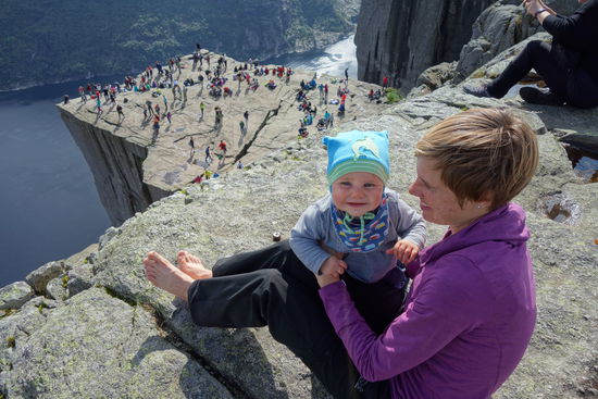 Der Preikestolen ist eine 25 x 25m große Felskanzel. Die Plattform fällt über 600m senkrecht in den Lysefjord. Mit einer 2 Std. Wanderung recht einfach zu erreichen, ist entsprechend viel los.