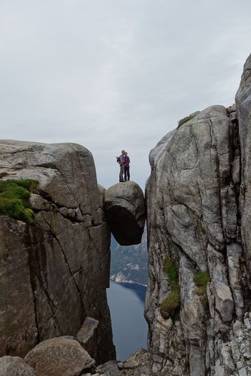 Die Wanderung zum Kjerag dauert hin und zurück ca. 6 Std.
Spektakulär der Kjeragboltn ca. 1000m über dem Lysefjorden.