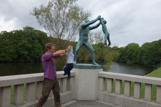 Im Vigelandpark in Oslo. Der Künstler Gustav Vigeland hat die letzten 21 Jahre seines Lebens 212 Figuren geschaffen, die hier aufgestellt wurden. Die Figuren beschreiben den Lebenszyklus des Menschen.