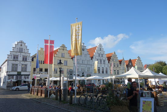 Friedrichstadt ist ein typisch holländisches Dorf in Schleswig-Hollstein.
Seit Russland haben wir nicht mehr so günstig gegessen und eingekauft.