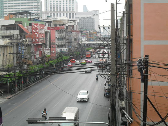 guckt euch mal rechts im Bild den wahnsinnigen Typen an...ich glaub so einen Quatsch wie Arbeitssicherheit gibts hier nicht...