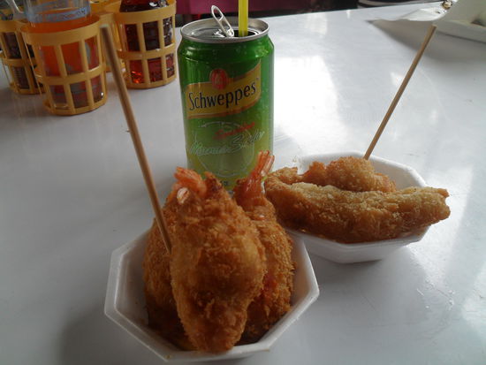 lecker gebackene Shrimps und Haehnchen mit suesser Chilisosse und dazu Nam Manaau (Lemmon Soda) auf dem Chatuchak