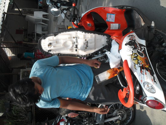 so wird in Thailand getankt (sorry, kann das Bild leider nicht drehen, muesst ihr euch halt mal ein bissl den Kopf verrenken - irgendwas muesst ihr schon fuer diesen schoenen Reisebericht tun)