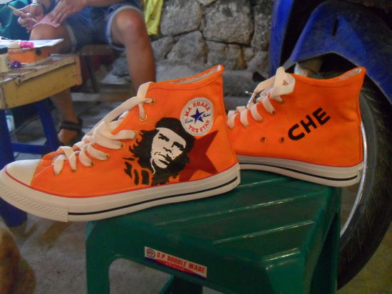 die beiden Paar Schuhe hat Flo zusammen mit dem Kuenstler entworfen und mein Schatz ist soooo gluecklich 