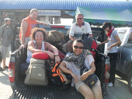 Transport mit demPick - Up zum Pier in Ranong