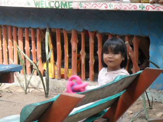 ist die nicht suess?! Die Menschen hier haben alle vom Aussehen her einen Mix von Burma und Thailand. Wir koennen hier von Payam aus auch bis Burma gucken - so nah ist das