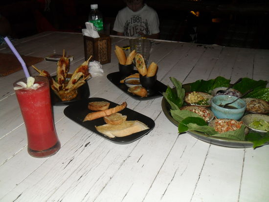 unser Abendessen - also nur die Vorspeisen...und lecker Strawberry - Daiquiri