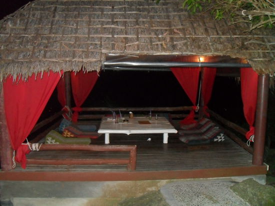 da haben wir gesessen - leider erkennt man auf dem Foto nicht so schön, dass dieses Plateau auf einem Felsen ist, und danach geht es gaaanz steil bergab