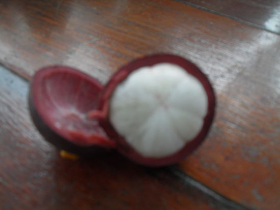 Von innen sah sie so aus.
Und sie ist suuuuper lecker.
Mitlerweile regnete es wieder richtig heftig, und deshalb haben wir erst mal in Ruhe direkt im Minimarkt unser Obst gegessen.