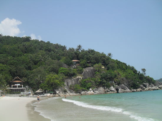 rechts am Haus vorbei seht ihr die Treppe - da war unser Eingang in den Dschungel, den hinter diesem Berg liegt die Bucht wo wir hin wollten