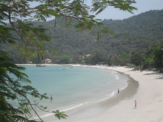 gaaaanz am Ende liegt unser Resort: und wir man sieht, auch wenn unser Strand echt schoen ist, keine Wellen