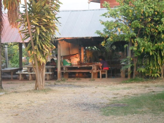 so sieht das Klassenzimmer in der Dorfschule aus