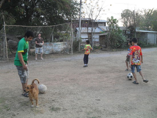Flo beim Fußball spielen; links im Bild ist der Lehrer