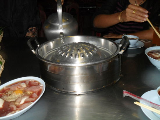 dann kam dieses Gefäß über die Kohle. In den Rand wurde heißes Wasser gegossen