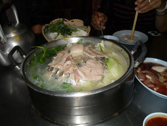 oben drauf kam dann das Fleisch zum grillen. Am Rand in das Wasser kam Gemüse und Glasnudeln; dadurch, dass der Fleischsaft in das Wasser lief hatte man nachher eine ganz leckere Brühe