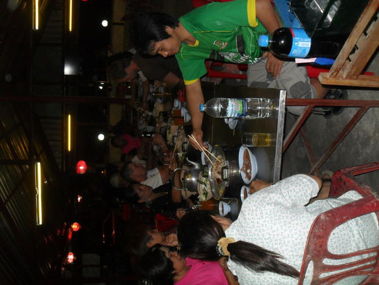 warum auch dieses Bild jetzt nicht richtig gedreht ist...so saßen wir jedenfalls alle beisammen und es war ein richtig schöner Abend