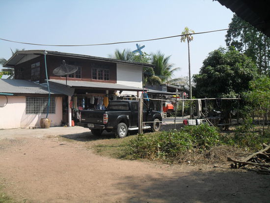 So lebt die Familie von Aang in einem ganz kleinen Dorf; der schwarze Pick Up war "unser" für die Zeit dort