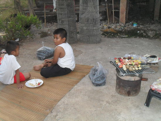 BBQ bei Aang mit den Söhnen ihrer Schwester