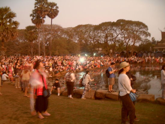 einsame Idylle beim Sonnenaufgang am Haupttempel Angkor