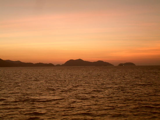So empfing uns Koh Chang während der Fährfahrt