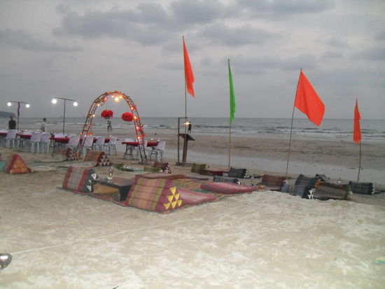 links an den Tischen haben wir am Valentinstag lecker gegessen, und danach einen Meter nach rechts auf die Matten gefallen und Cocktails geschlürft