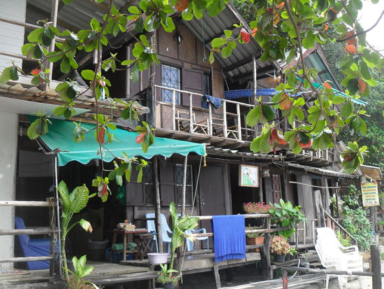 noch ne 70er Jahre Hippie-Unterkunft; Zimmer ab 600 Baht