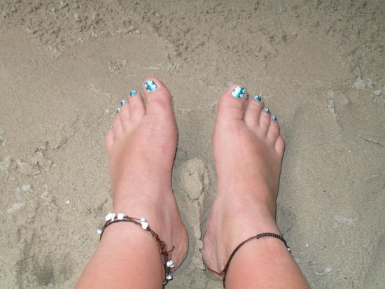 und weil der Spaziergang ja soooo anstrengend war, habe ich mir danach mal die Nägel für 100 Baht schick lackieren lassen; Türkis mit weißen Blümchen *hi, hi*