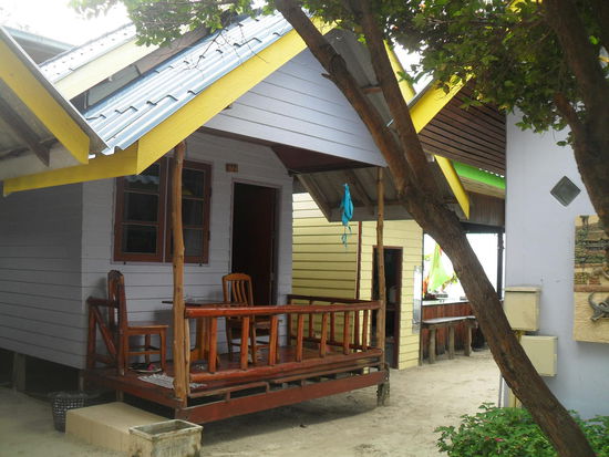 unser süßer Bungi; direkt recht daneben die Bar