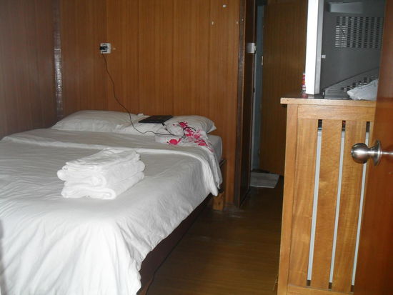 klein, aber sauber um Schlafen reicht´s; man ist ja eh den ganzen Tag draußen