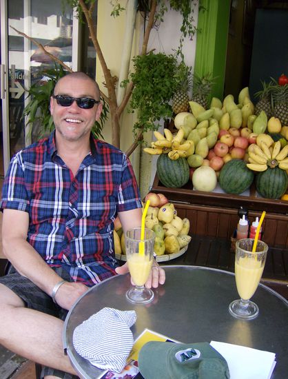 Noy's Fruit Heaven - das Highlight in Vientiane. Unser Favorit: Mango/Ananas/Banane