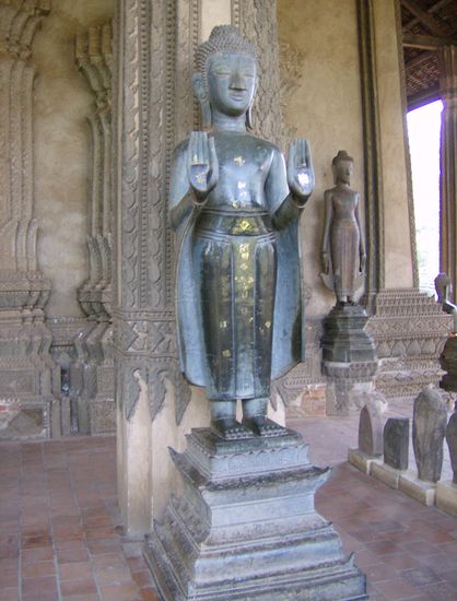 Zwei Buddha-Darstellungen, die es nur in Laos gibt: im Vordergrund der segnende Buddha,  im Hintergrund der um Regen bittende Buddha.