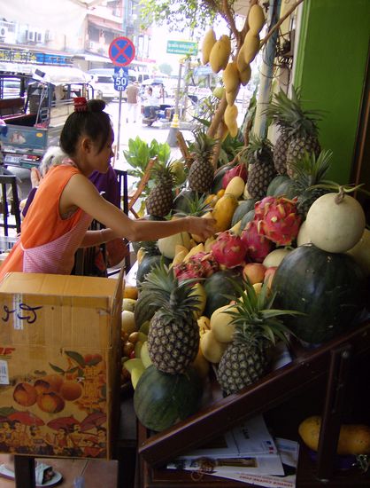 Morgens kurz nach 9:00 bei Noy's - Die Auslage wird frisch dekoriert.