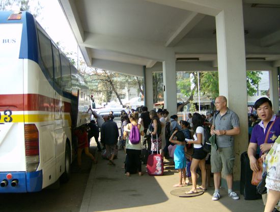 Am Busbahnhof von Vientiane. Unser Bus nach Udon Thani (Thailand). Abfahrt pünktlich um 10:30.