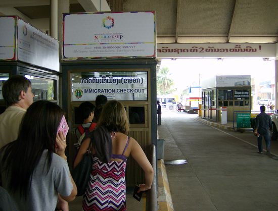 1. Halt: Freundschaftsbrücke auf laotischer Seite. Rechts hinten wartet unser Bus.