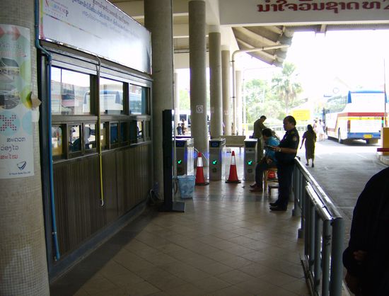 Hier geht's endgültig raus aus Laos, aber erst wenn man die Magnetstreifenkarte über die bezahlte Ausreisegebühr (für Deutsche 0,00 €) dabei hat, sonst nochmal zurück zum entsprechenden Schalter. (Wir hatten sie natürlich NICHT)
