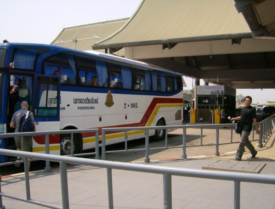 ... und wieder rein in den Bus, der uns dann über die Brücke fährt.