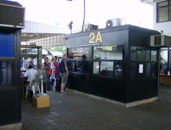 2. Halt: Freundschaftsbrücke auf thailändischer Seite.
Raus aus dem Bus - diesmal mit Gepäck (wird durchleuchtet), EinreiseFormular ausfüllen und dann zum Schalter, wo es den Einreisestempel in den Paß gibt. ... und wieder rein in den Bus.