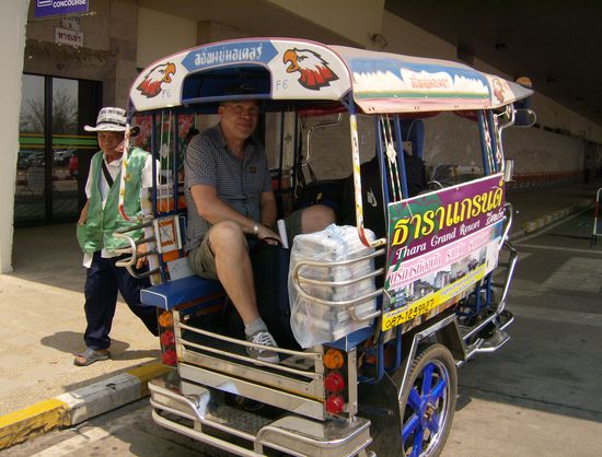... und rein ins Tuk Tuk, das uns in 20 Minuten für 100 Baht (2,50 €) zum Flughafen fährt.