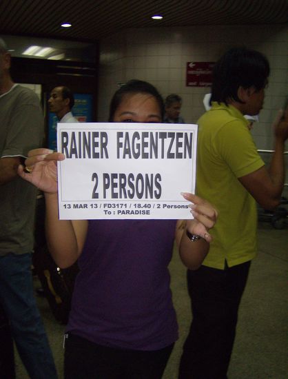 Ankunft in Phuket um 18:15. Es sind gleichzeitig mehrere Flieger angekommen, Riesentumult am Flughafen, aber nach kurzer Zeit werden wir fündig - unserem Transfer nach Khao Lak ( 1 Stunde 15 Min ) / 1500 Baht= 38€) steht nichts mehr im Weg.