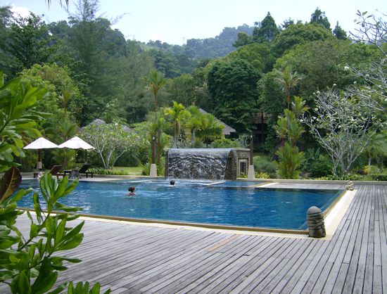 Der Pool - isser nicht schön?  Hinten im dichten Grün verstecken sich ein paar Hütten.