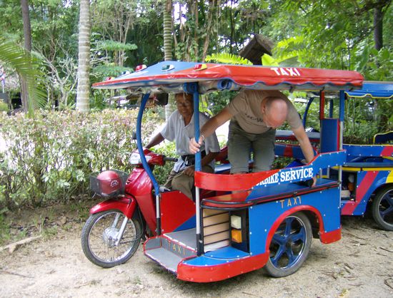 Mit dem Motorrad Tuk Tuk auf zur Shoppingtour.