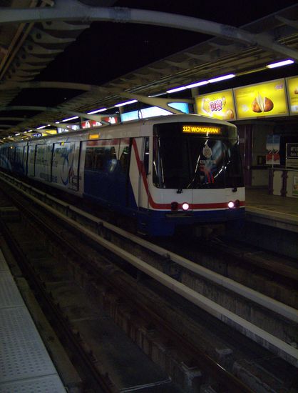 Der Skytrain von Bangkok. Hoch über dem Verkehrschaos von Bangkok kommt man schnell und günstig von A nach B.